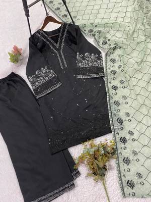 Black silk blend embroidered kurta set 2