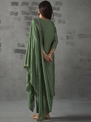 Green vichitra embroidered kurti pant set with dupatta 3