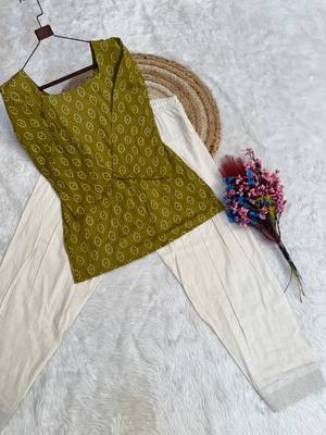 Green cotton readymade suit with digital print 3