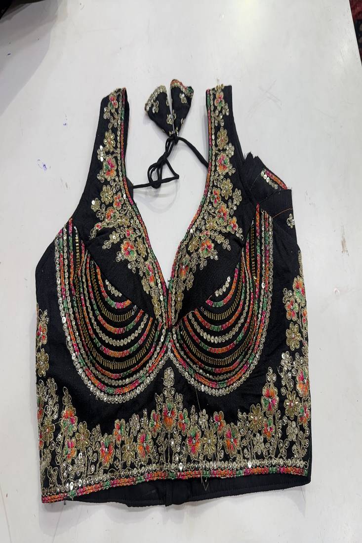 Black heavy embroidery sweetheart neck sleeveless blouse