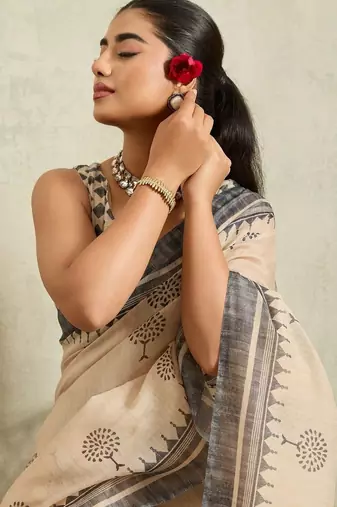 Cream printed blended cotton designer saree with blouse piece