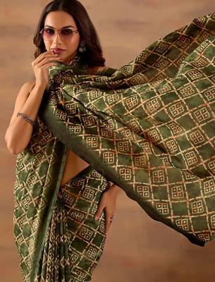 Green printed crepe casual saree with blouse piece 4