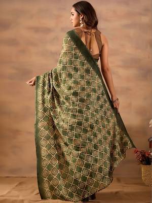 Green printed crepe casual saree with blouse piece 5