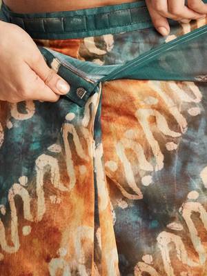 Orange printed blended cotton designer saree with blouse piece 5