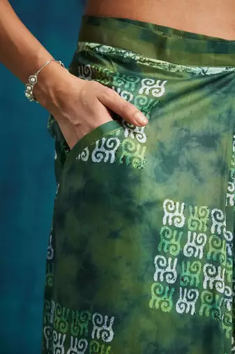 Green printed blended cotton designer saree with blouse piece