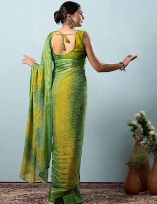 Green elegant printed georgette saree with blouse piece 2