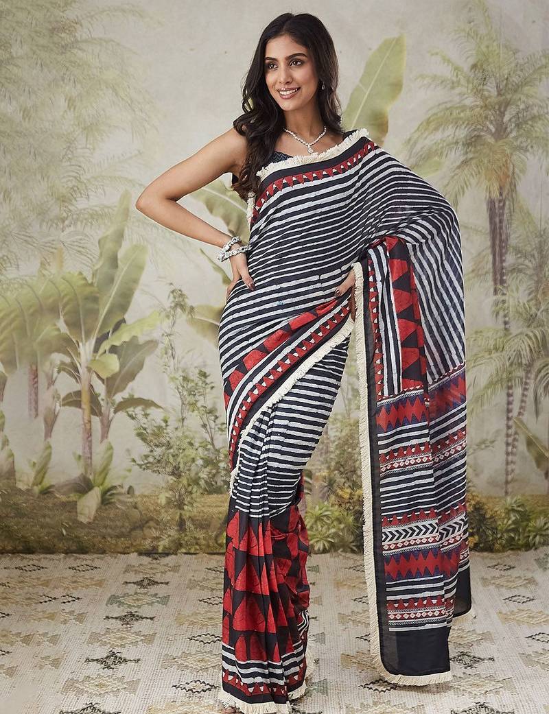 Red elegant printed polycotton saree with blouse piece