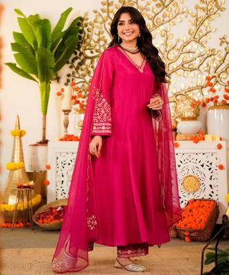 Pink viscose chanderi embroidered kurta pant dupatta set 2