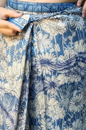 Blue elegant printed silk cotton saree with blouse piece