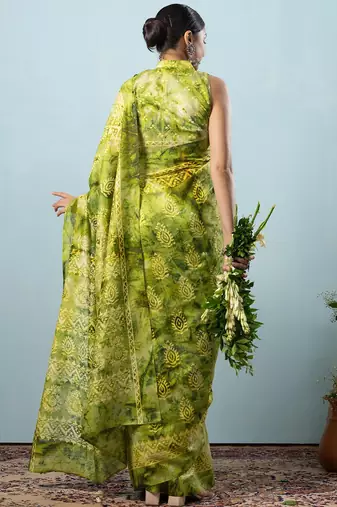 Green printed silk blend ethnic saree with blouse piece