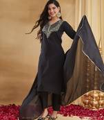 Black rayon slub kurta pant set with chinon dupatta