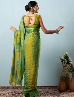 Green elegant printed georgette saree with blouse piece 2