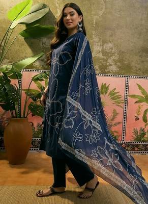 Blue cotton floral print kurta & trousers with dupatta set for women 3