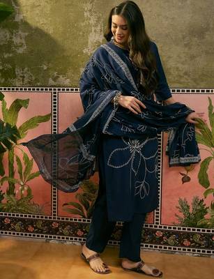 Blue cotton floral print kurta & trousers with dupatta set for women 4