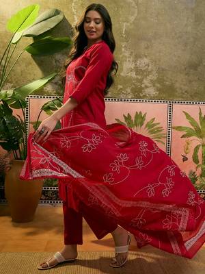 Red cotton floral print kurta & trousers with dupatta set for women 3