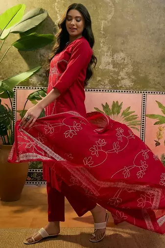 Red cotton floral print kurta & trousers with dupatta set for women