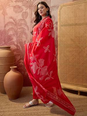 Red cotton printed kurta & trousers with dupatta set for women 3
