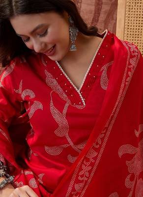 Red cotton printed kurta & trousers with dupatta set for women 5