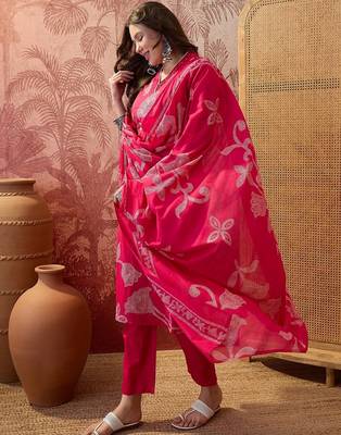 Pink cotton printed kurta & trousers with dupatta set for women 3