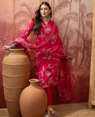 Pink cotton printed kurta & trousers with dupatta set for women 4