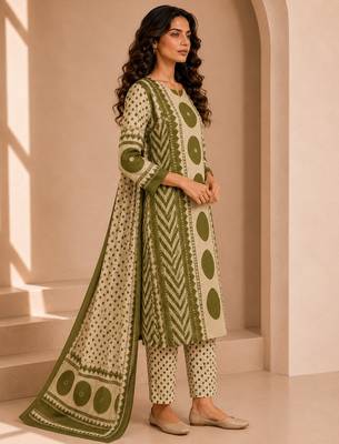 Women printed kurta set with trousers & dupatta 5
