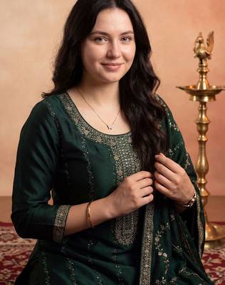 Women ethnic motifs embroidered thread work kurta with trousers & with dupatta 3