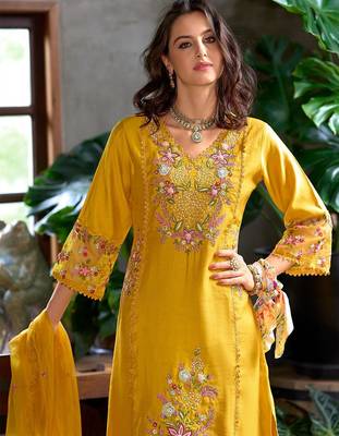 Women floral embroidered panelled sequinned kurta with trousers & with dupatta 2