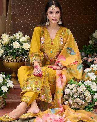Women floral embroidered panelled thread work kurta with trousers & with dupatta 2