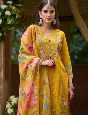 Women floral embroidered panelled thread work kurta with trousers & with dupatta 3