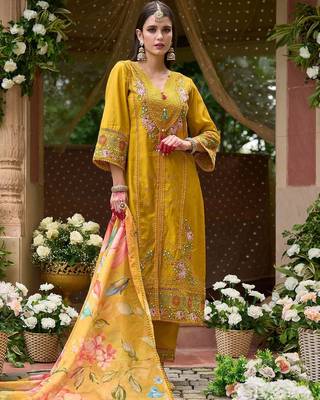 Women floral embroidered panelled thread work kurta with trousers & with dupatta 4