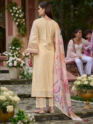 Women ethnic motifs embroidered panelled thread work kurta with trousers & with dupatta 4