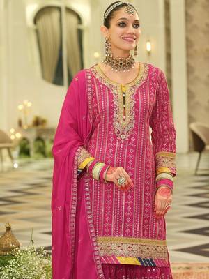 Women ethnic motifs embroidered sequinned kurta set with dupatta 3
