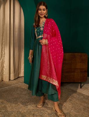 Dark green silk sequence embroidered v neck kurta set with red jacquard dupatta 4