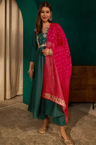 Dark green silk sequence embroidered v neck kurta set with red jacquard dupatta