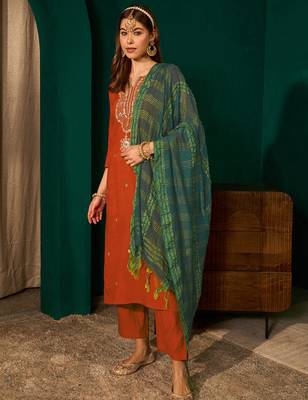 Rust silk sequence embroidered v neck kurta set with green jacquard dupatta 2