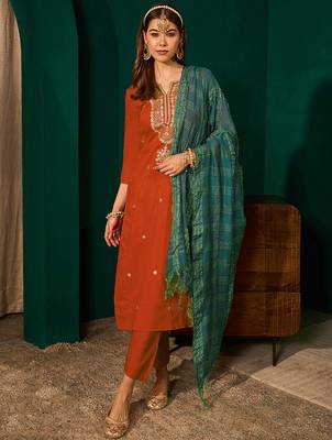 Rust silk sequence embroidered v neck kurta set with green jacquard dupatta 3