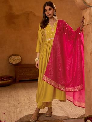 Mustard silk sequence embroidered v neck kurta set with red jacquard dupatta 3