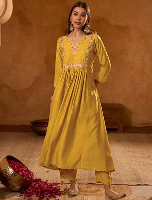 Mustard silk sequence embroidered v neck kurta set with red jacquard dupatta 5