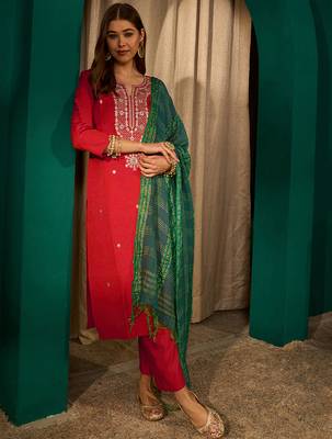 Red silk sequence embroidered v neck kurta set with green jacquard dupatta 3