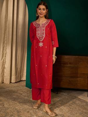 Red silk sequence embroidered v neck kurta set with green jacquard dupatta 4