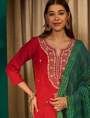 Red silk sequence embroidered v neck kurta set with green jacquard dupatta 5
