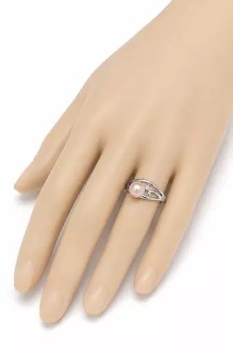 Pearl finger ring with silver-tone filigree band, adjustable