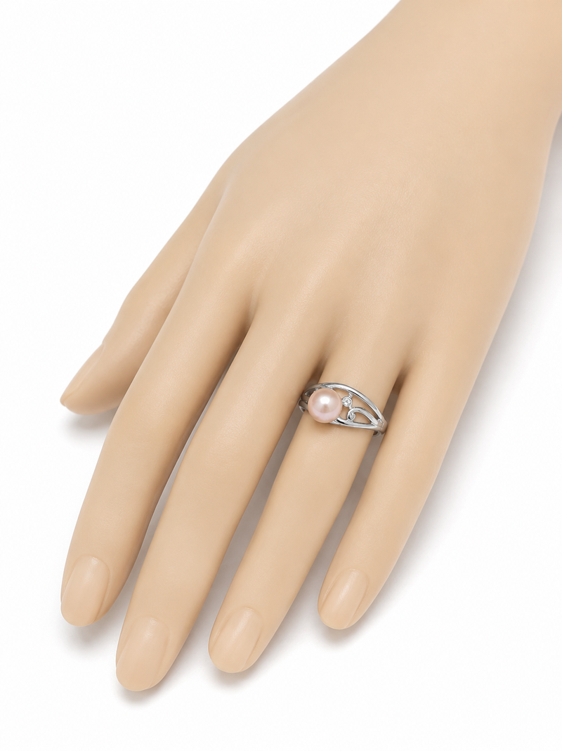 Pearl finger ring with silver-tone filigree band, adjustable