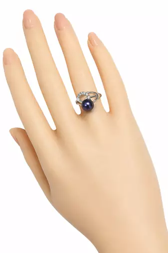 Black pearl finger ring with cz stones, silver-tone