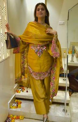 Yellow georgette embroidered kurta farshi set with dupatta 4