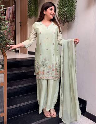 Pista crepe embroidered kurta set for women with pant and dupatta 3