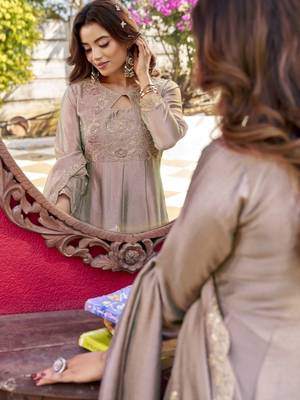 Grey silk blend embroidered kurta set for women with dupatta and pant 5