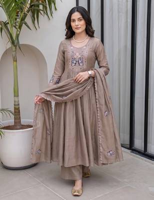 Cream silk blend embroidered kurta set for women with pant and dupatta 3