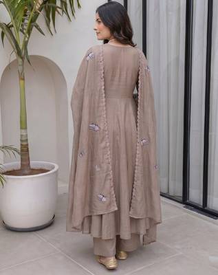 Cream silk blend embroidered kurta set for women with pant and dupatta 5