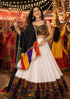 White Gamthi Mirror Work Navratri Lehenga Choli Set  1
